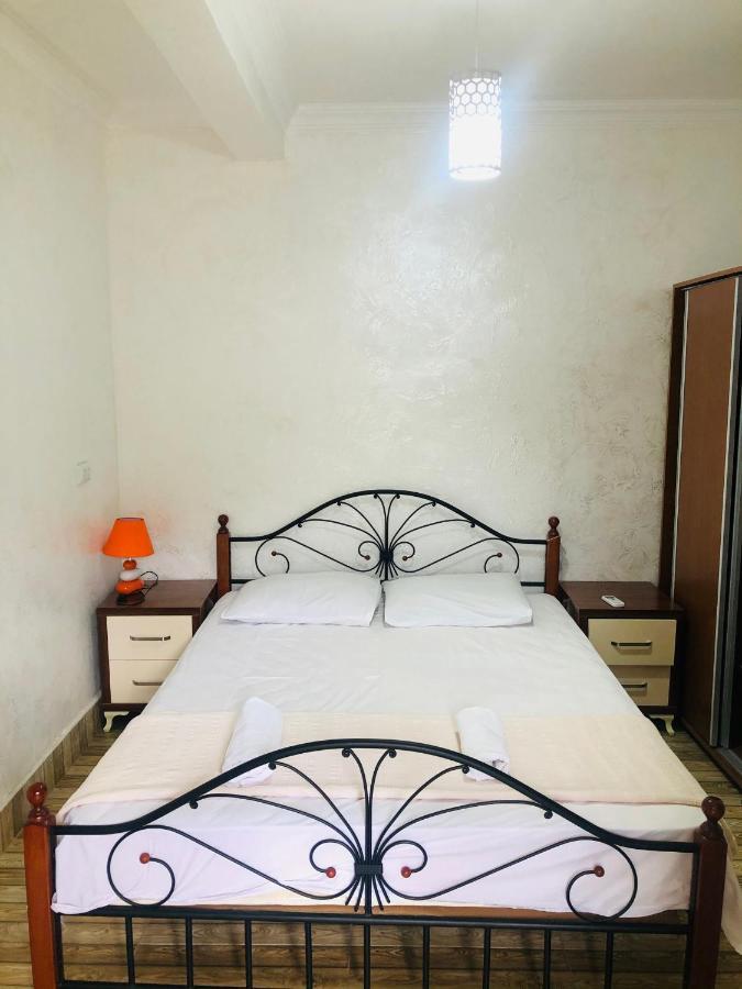 Nikas Guest House Batumi Exterior photo
