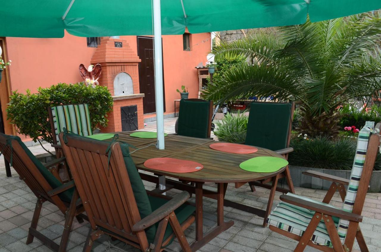 Nikas Guest House Batumi Exterior photo